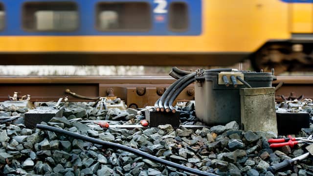 Geen treinen tussen Leiden en Den Haag door aanrijding met voertuig. Geen treinen tussen Leiden en Den Haag door aanrijding met voertuig.