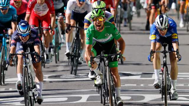 Mark Cavendish komt juichend over de streep.