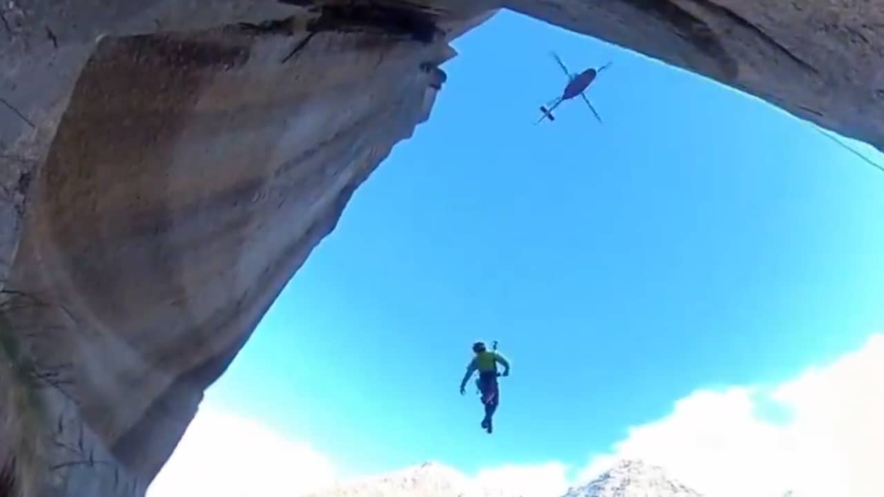 Beeld uit video: Hulpverleners redden gestrande bergbeklimmers in Italië