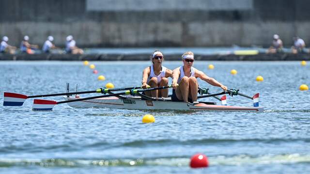 Roos de Jong en Lisa Scheenaard in Tokio.
