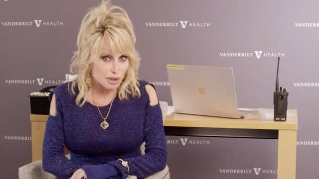 Beeld uit video: Dolly Parton krijgt vaccin en herschrijft lyrics Jolene voor de gelegenheid