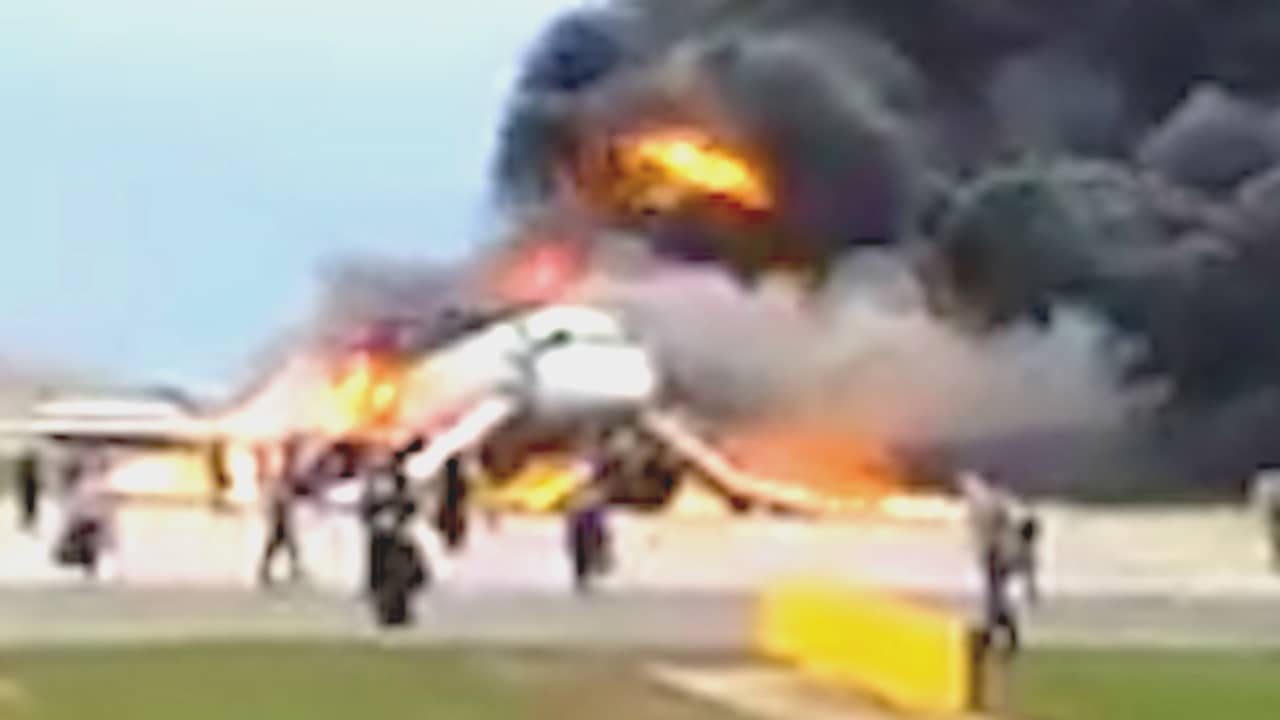 Brandend vliegtuig maakt noodlanding in Moskou
