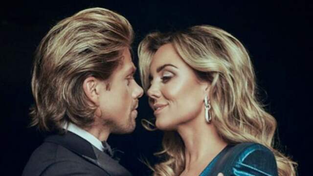 André Hazes deelt begin december een foto van zichzelf met Monique Westenberg.