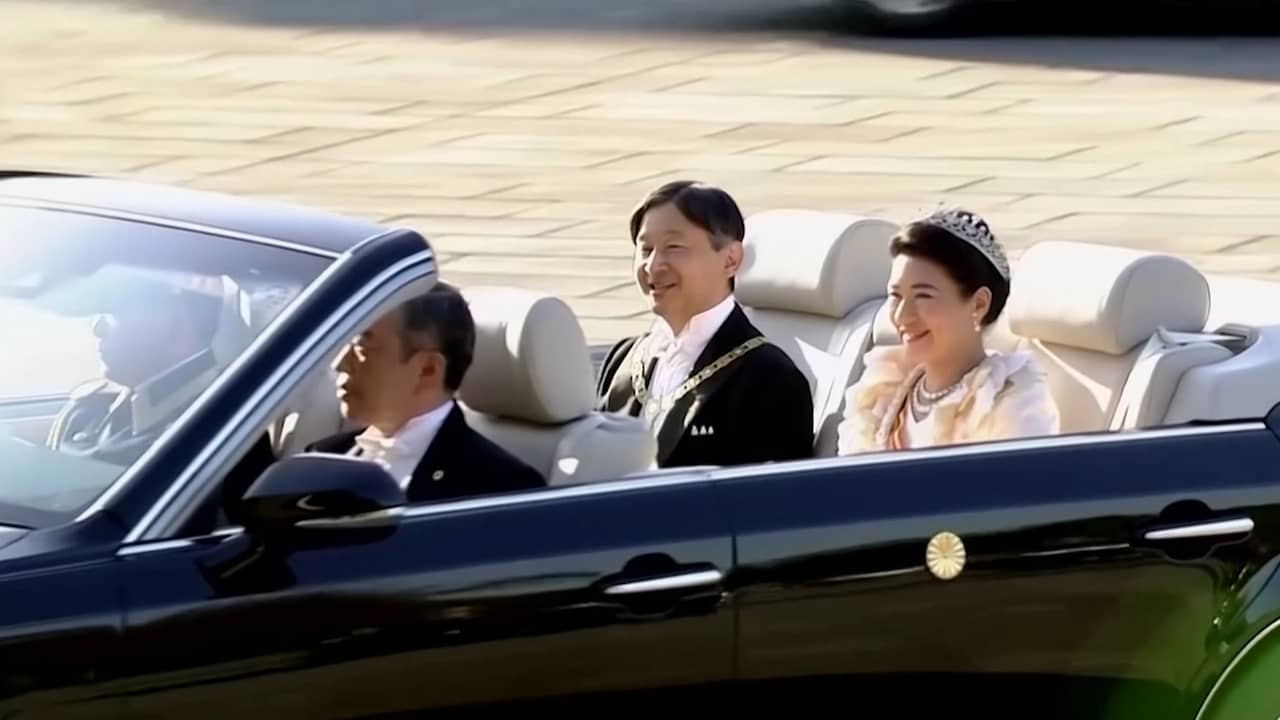 Japanse keizer Naruhito maakt historische rijtoer door Tokio