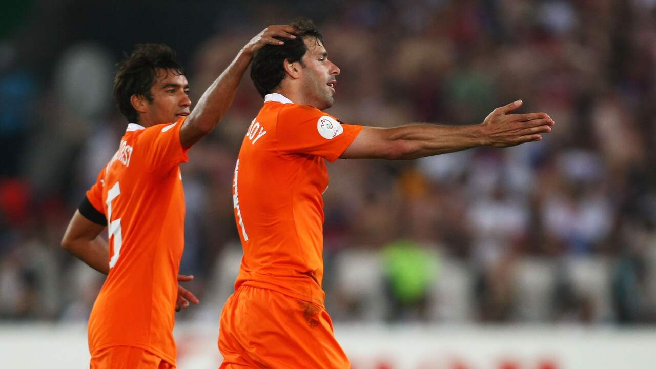 Giovanni van Bronckhorst en Ruud van Nistelrooij speelden jarenlang samen bij Oranje.