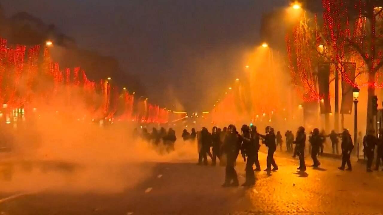 Beeld uit video: Franse politie zet traangas en waterkanonnen in tegen 'Gele Hesjes'