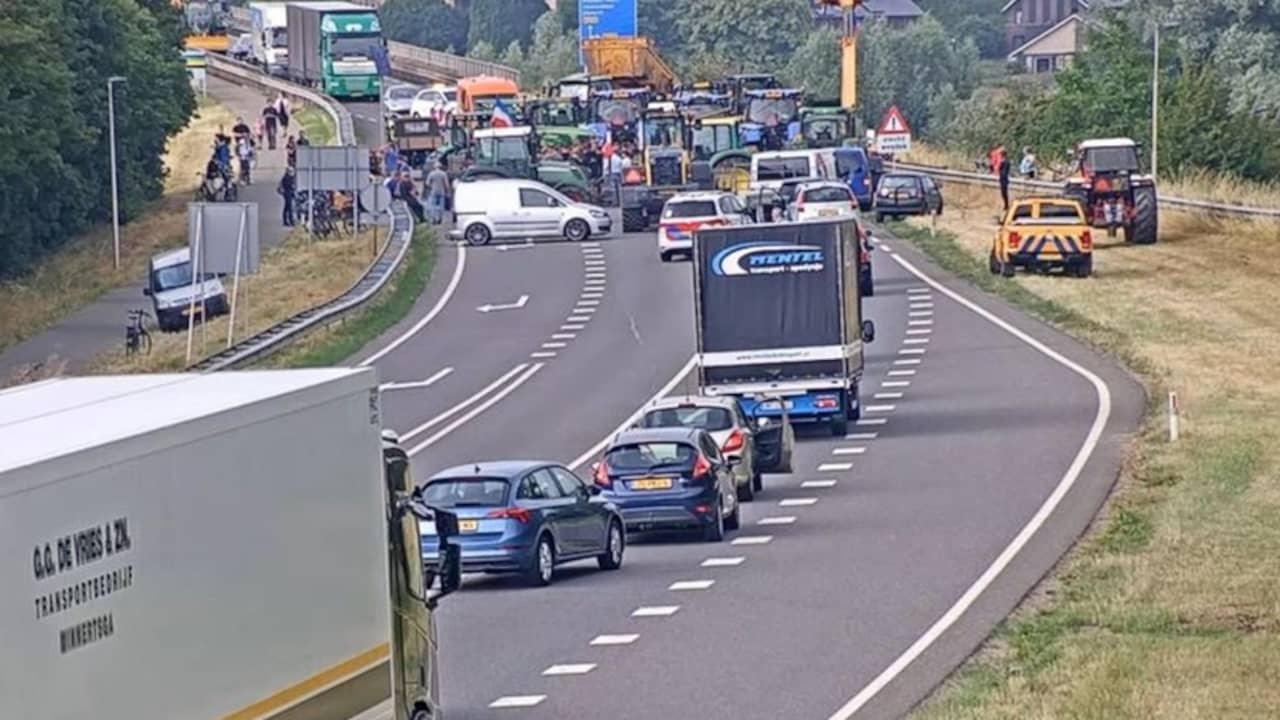 Protesting Farmers Cause Traffic Disruption Near Rhenen and Organize Demonstration in The Hague