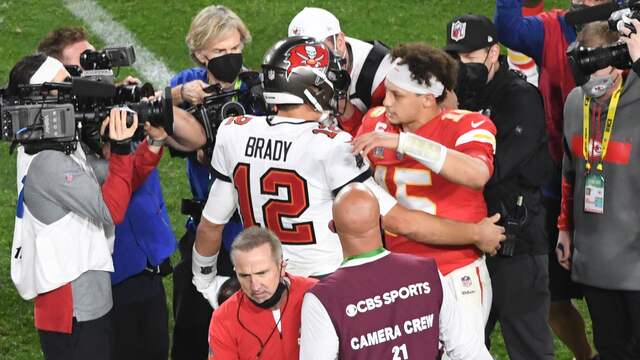 Mahomes en Brady omhelzen elkaar na de wedstrijd.