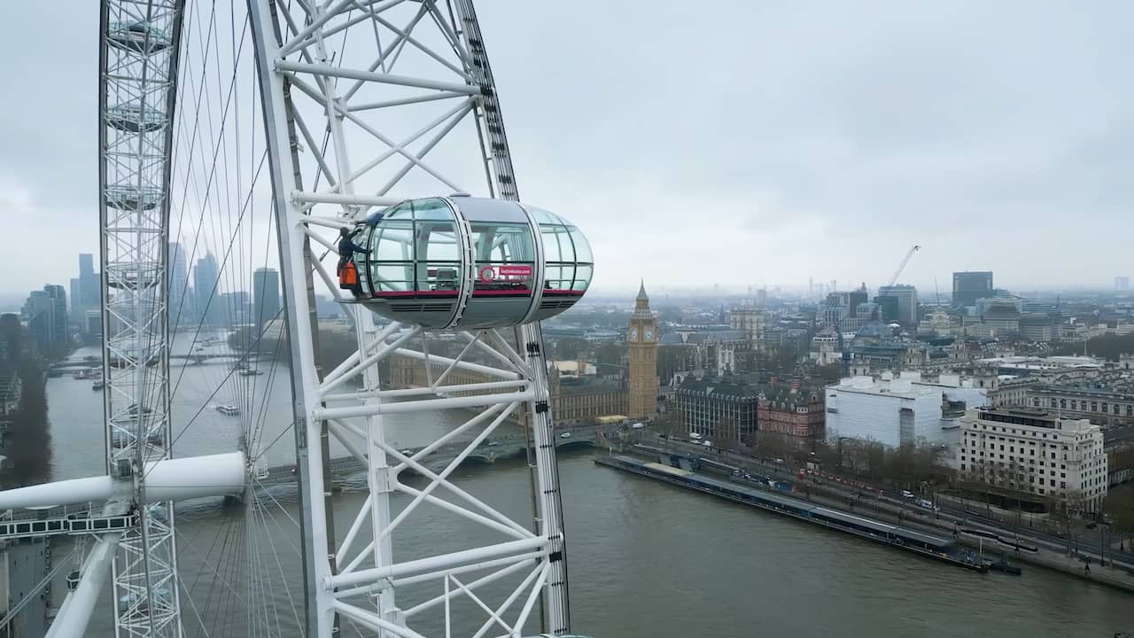 Beeld uit video: Schoonmaker geeft London Eye op grote hoogte een opfrisbeurt