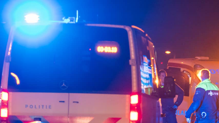 Politie bevrijdt aan hek vastgebonden man naast autobrand in Amsterdam
