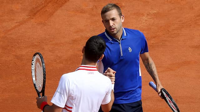 Felicitaties van Novak Djokovic voor Daniel Evans.