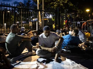 Ruim tweehonderd asielzoekers bij Ter Apel moesten buiten slapen