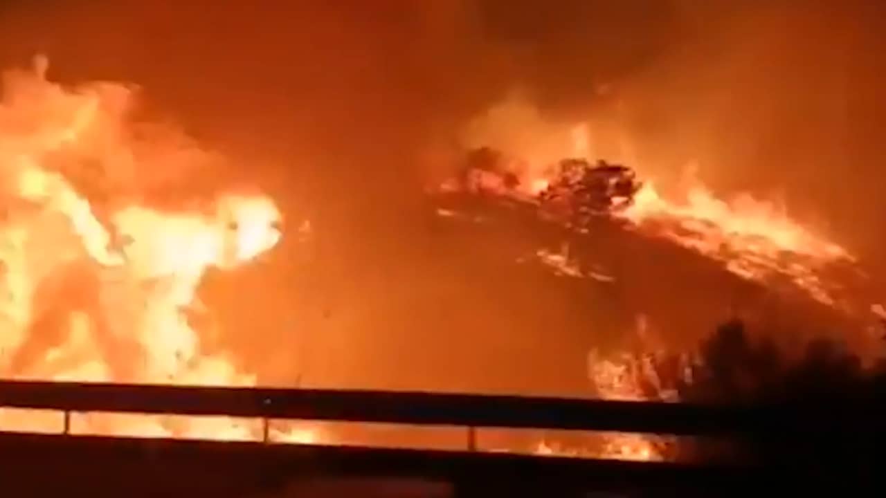 Beeld uit video: Duizend mensen geëvacueerd bij dodelijke bosbrand in Spanje