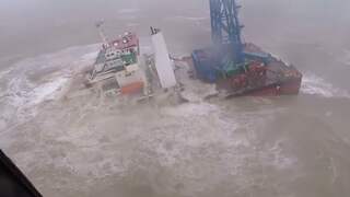 Bemand schip zinkt door tyfoon bij Hong Kong