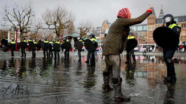 Drie kwartier later maakt het gros van de betogers nog geen aanstalten om te vertrekken. De situatie wordt grimmiger. De politie rijdt met busjes rondom het plein en uit een megafoon klinken herhaaldelijke oproepen om het plein te verlaten. Het publiek begint te joelen, slaat met potten en pannen en blaast op fluitjes om het misbaar kracht bij te zetten.