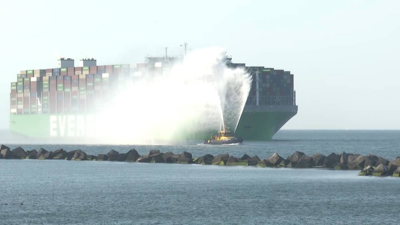 Beeld uit video: Grootste containerschip ter wereld vaart Rotterdamse haven binnen