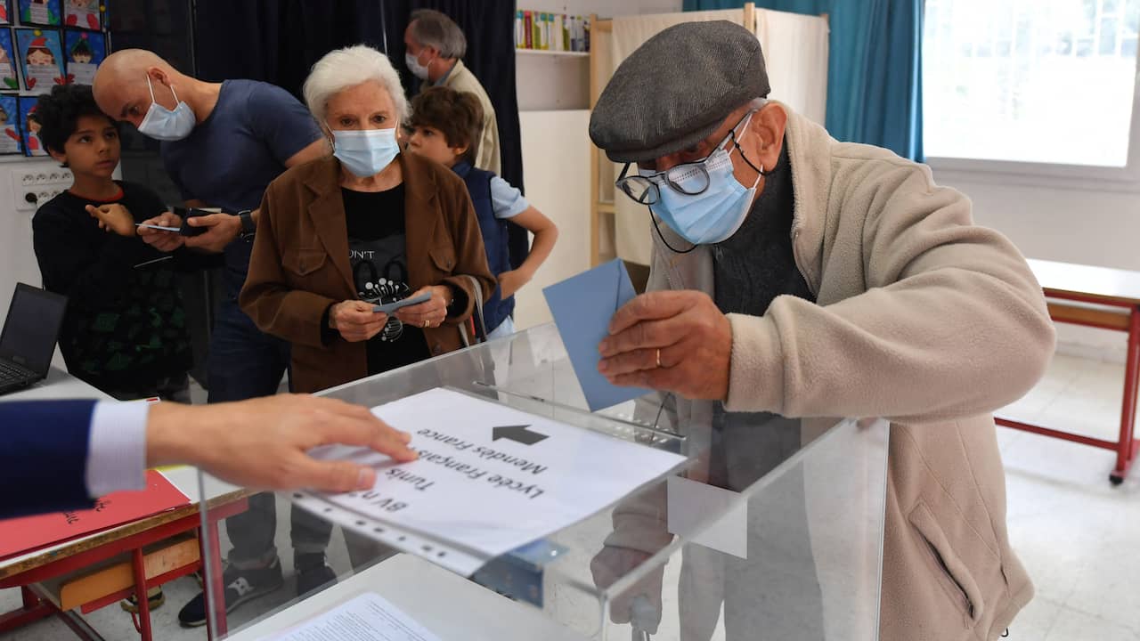 Les électeurs français se rendent aux urnes pour les élections présidentielles |  À PRÉSENT