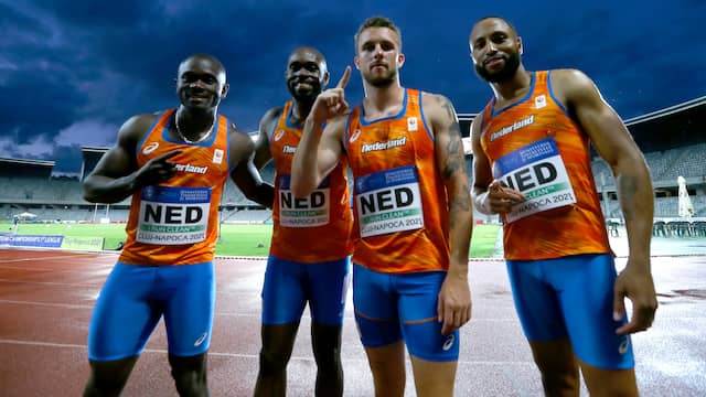 Churandy Martina (tweede van links) met de Nederlandse mannen voor de 4x100 meter.