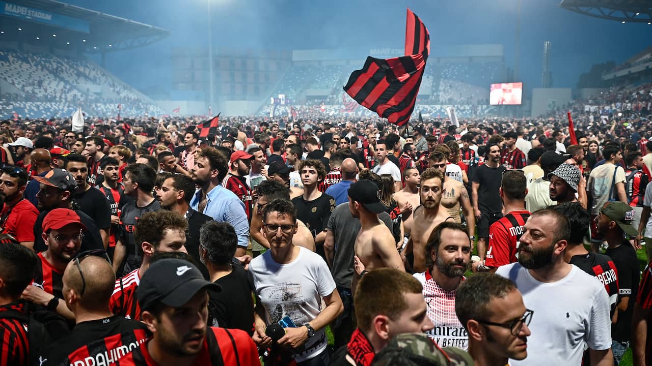 Het kampioenschap van AC Milan leidde tot een veldbestorming.
