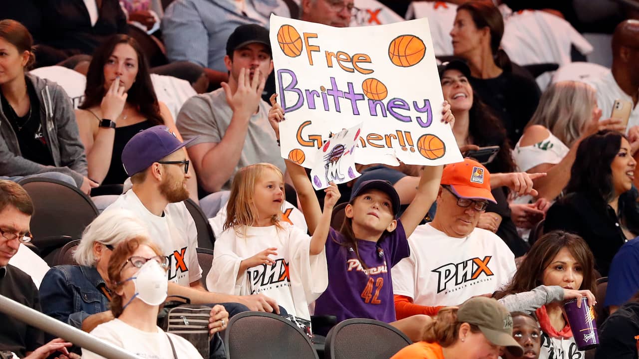 Brittney Griner krijgt veel steun in de VS en in de WNBA, zoals hier van supporters van haar club Phoenix Mercury.