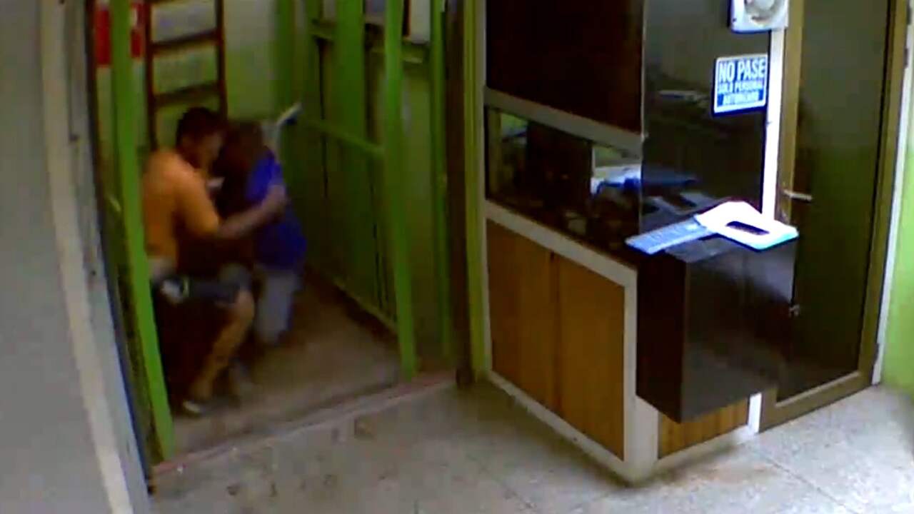 Beeld uit video: Twee Venezolanen storten naar beneden in defecte lift