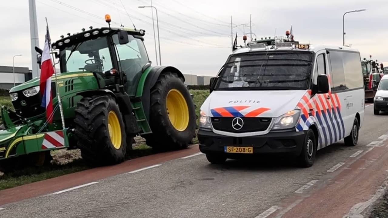 Beeld uit video: Politie zet tientallen tractors stil langs A4