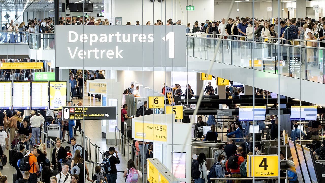 Schiphol reimburses costs of travelers who missed a flight due to chaos |  NOW