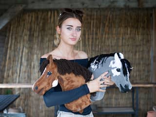 Voor hordes meisjes is stokpaardje rijden een serieuze sport