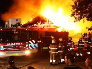 Meerdere auto's in brand gestoken in Haagse wijk Laak, veel politie op straat