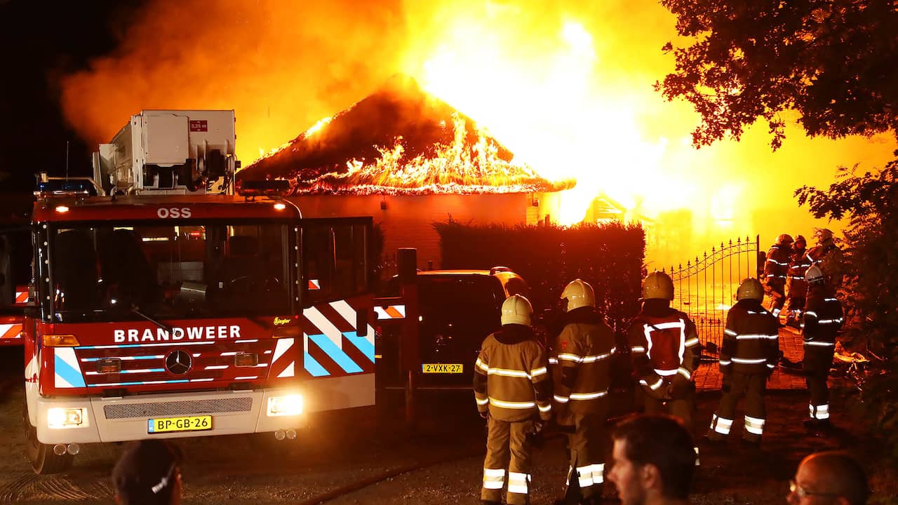 Zeer grote brand in loods in Lisse, kans op asbest in de nabije omgeving