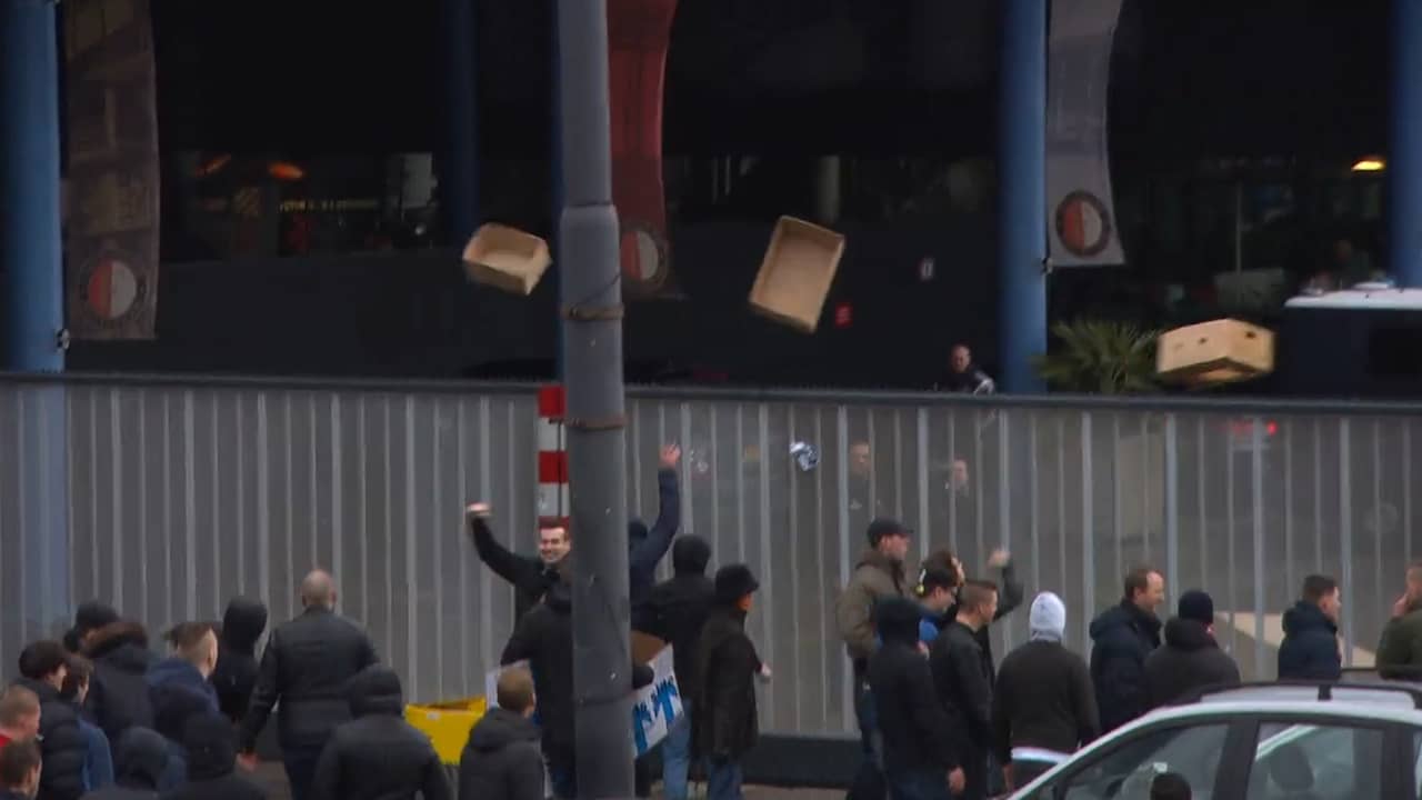 Politie Pakt 250 Feyenoord-supporters Op Na Protestmars | Binnenland ...