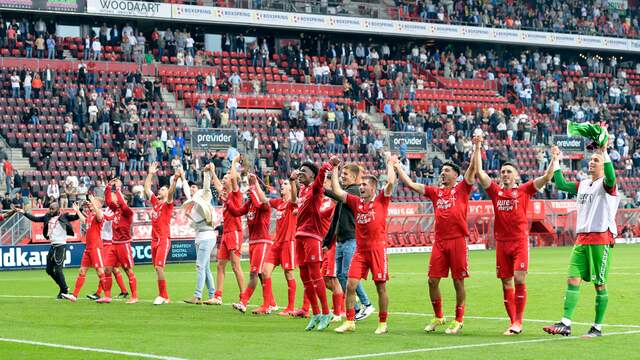 FC Twente viert de zege op FC Utrecht.