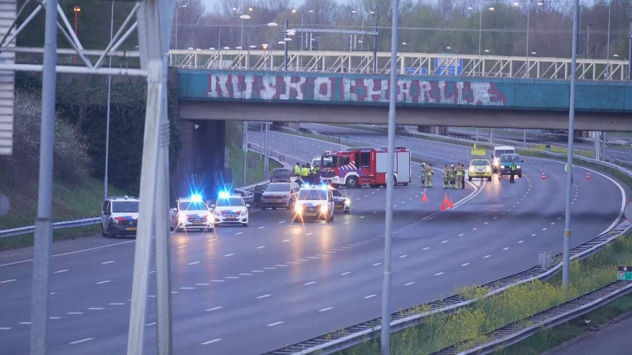 Beeld uit video: Politie in bompak onderzoekt auto met explosief op A27
