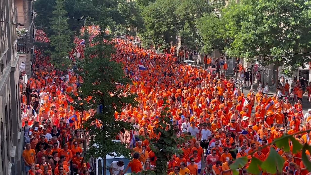 Beeld uit video: Nederlandse fans lopen in enorme Oranjemars naar stadion Boedapest