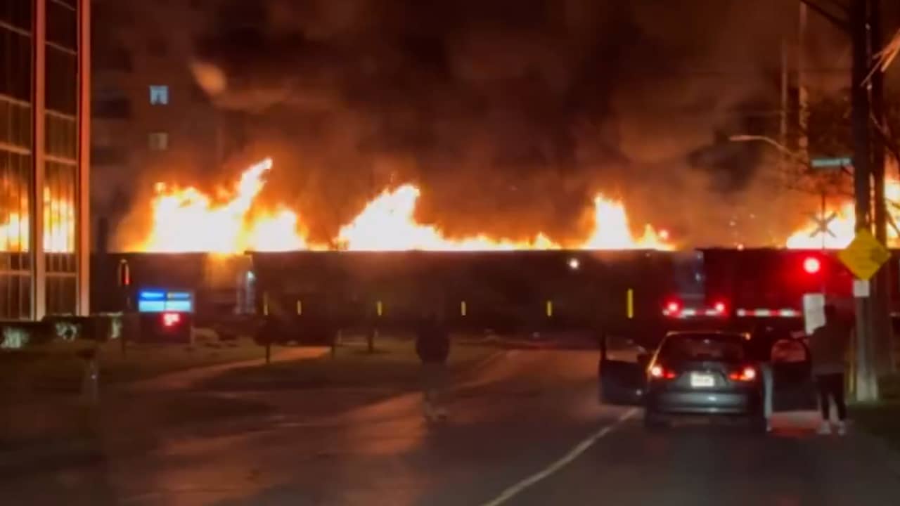 Beeld uit video: Goederentrein rijdt met brandende lading door Canadese stad