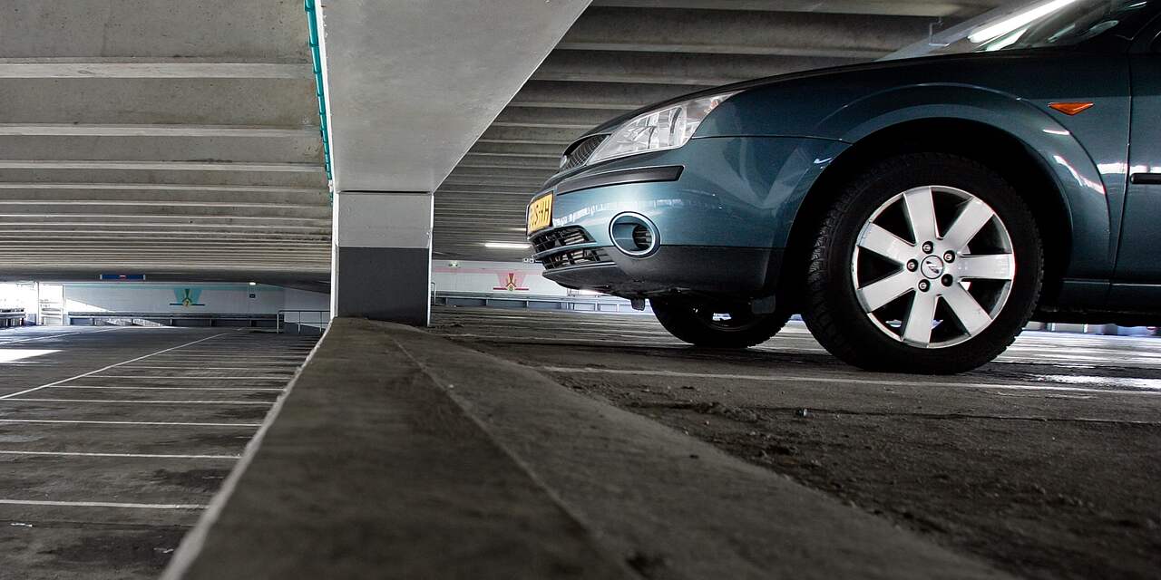 Parkeergarage Oosterdok tijdelijk dicht wegens losgeraakte betonnen plaat