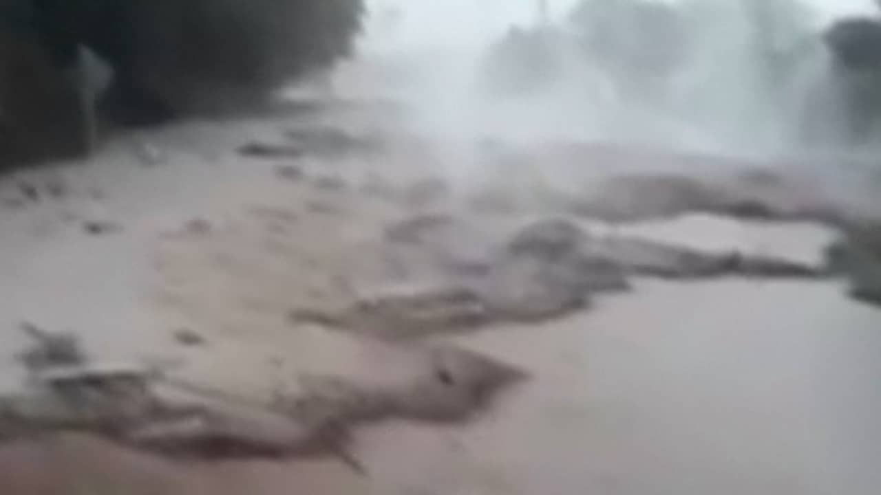 Lava stroomt door Guatemala na vulkaanuitbarsting