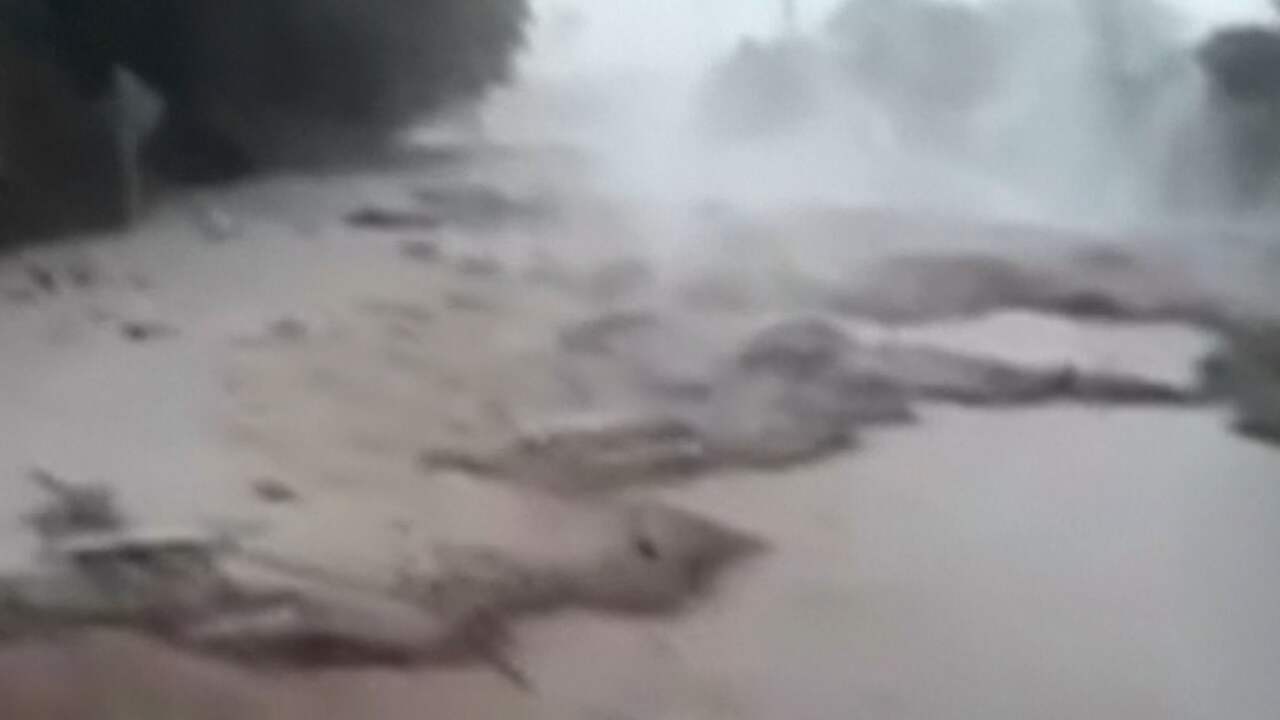 Beeld uit video: Lava stroomt door straat in Guatemala