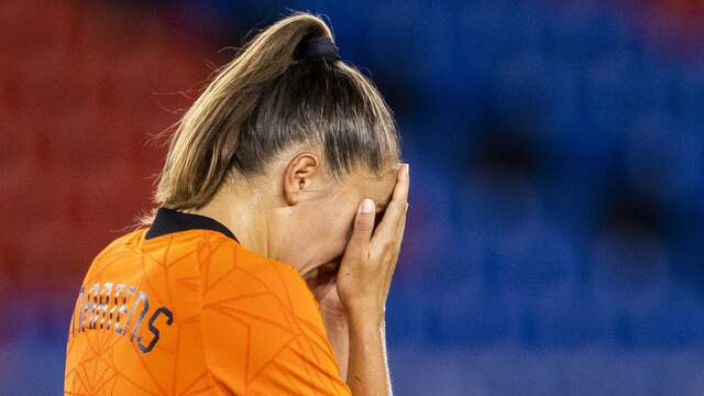 Lieke Martens was ontroostbaar na haar gemiste penalty tegen de VS in de kwartfinales van de Olympische Spelen.