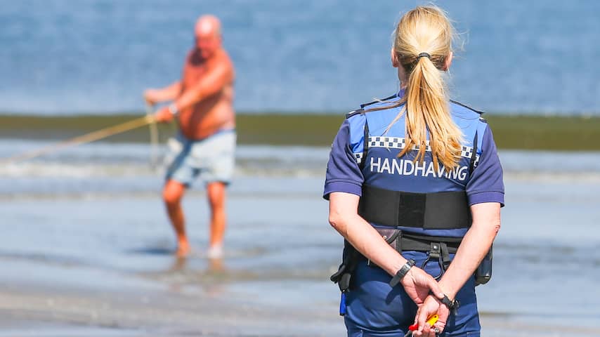 Handhaver naar ziekenhuis na mishandeling op strand IJmuiden