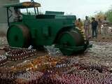 Indiase politie vernietigt duizenden liters illegale drank met pletwals