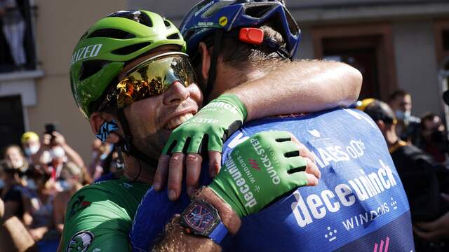 Mark Cavendish knuffelde zijn ploeggenoten uitgebreid na zijn 34e etappezege.
