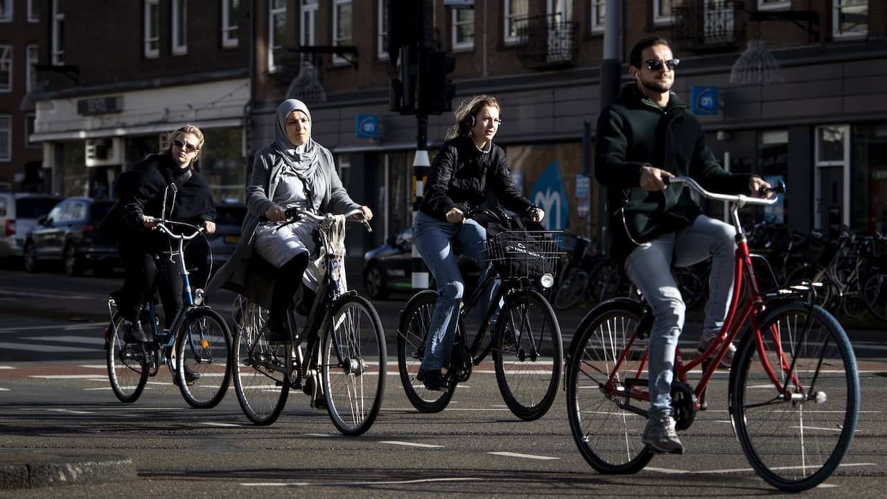Tijdens ~ ontvangen springen Op de fiets naar het werk steeds populairder vanwege gemak en gezondheid |  Economie | NU.nl