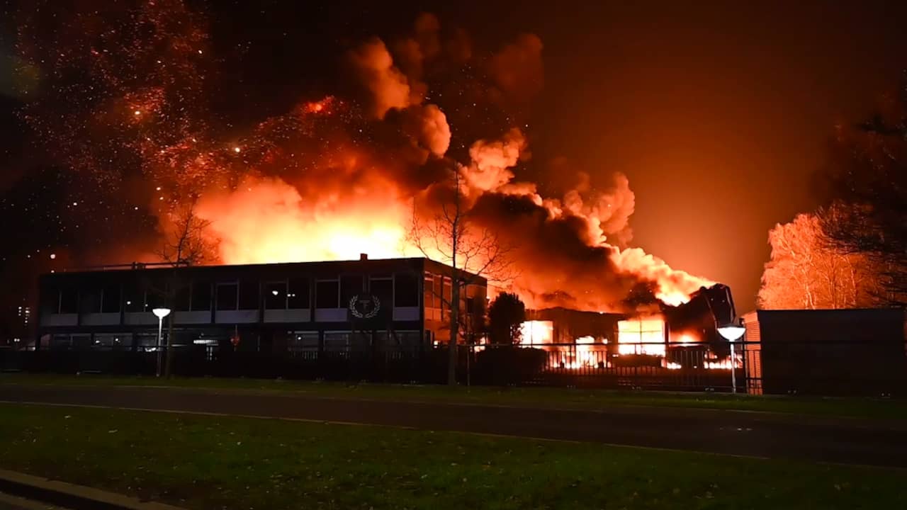 Beeld uit video: Metershoge vlammen slaan uit bedrijfspand in Almelo