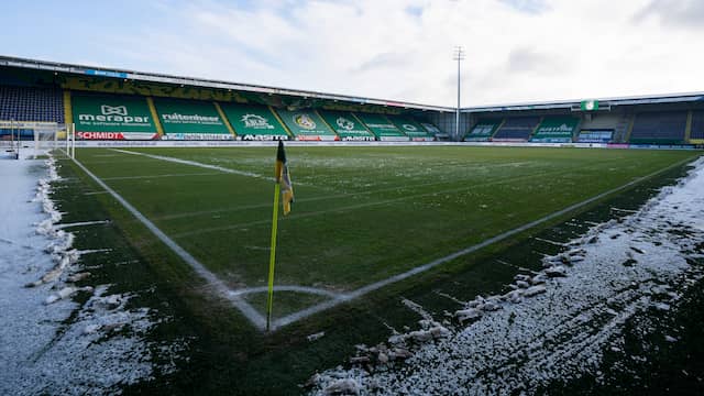 Het veld moest vooraf sneeuwvrij worden gemaakt.