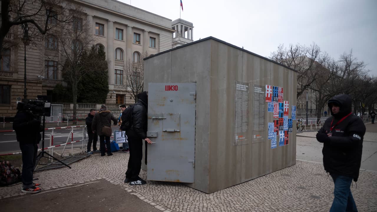 Beeld uit video: Aanhangers Navalny plaatsen replica van zijn cel in Berlijn