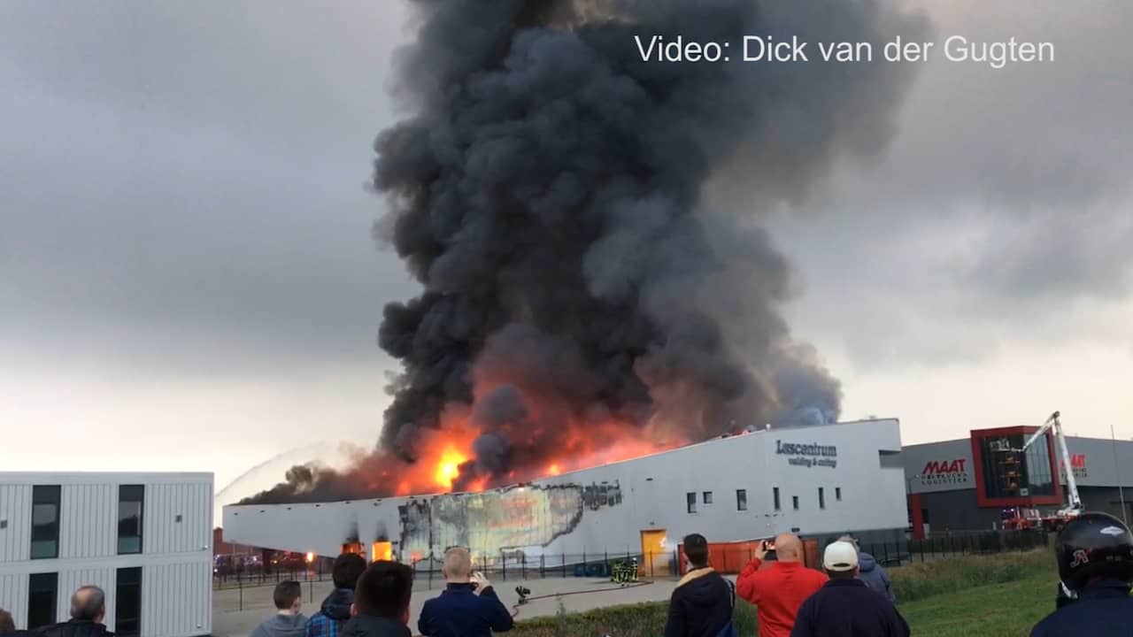 Beeld uit video: Grote vlammen bij brand lasbedrijf in Alblasserdam