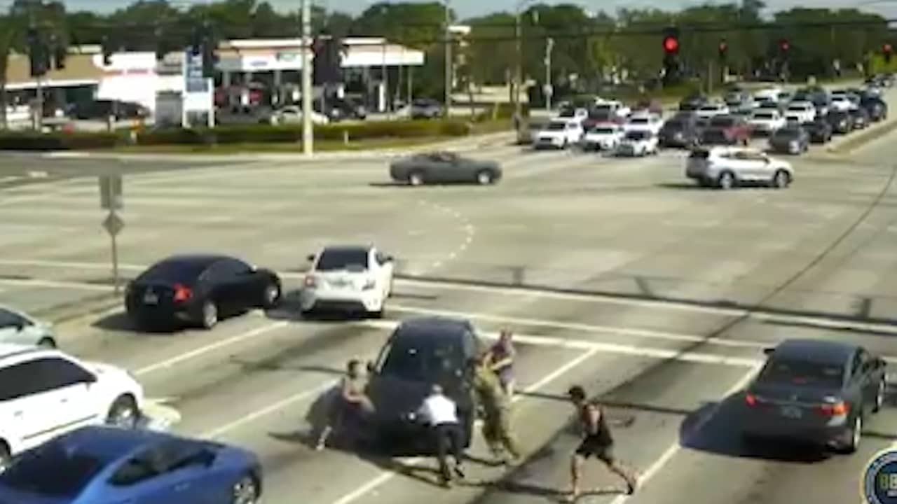 Beeld uit video: Amerikanen stoppen rijdende auto van bewusteloze bestuurder