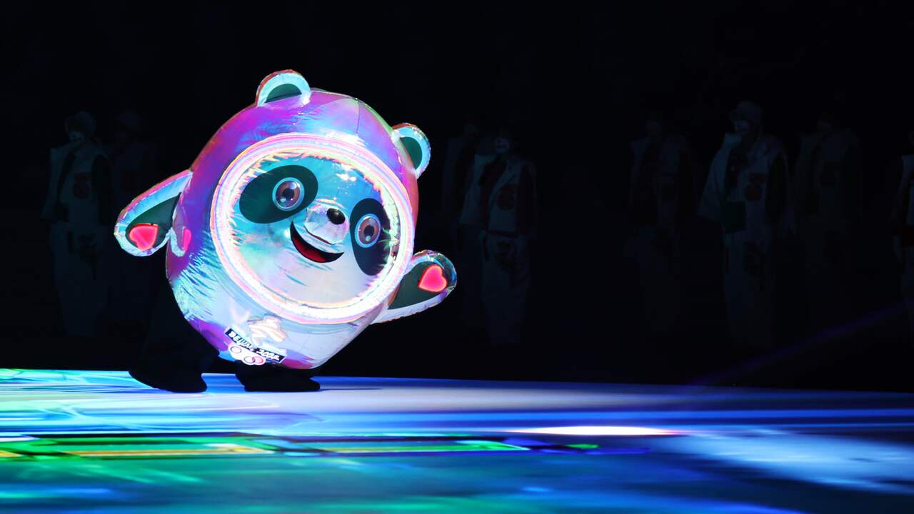 De olympische mascotte Bing Dwen Dwen kwam aan het begin van de openingsceremonie in beeld.