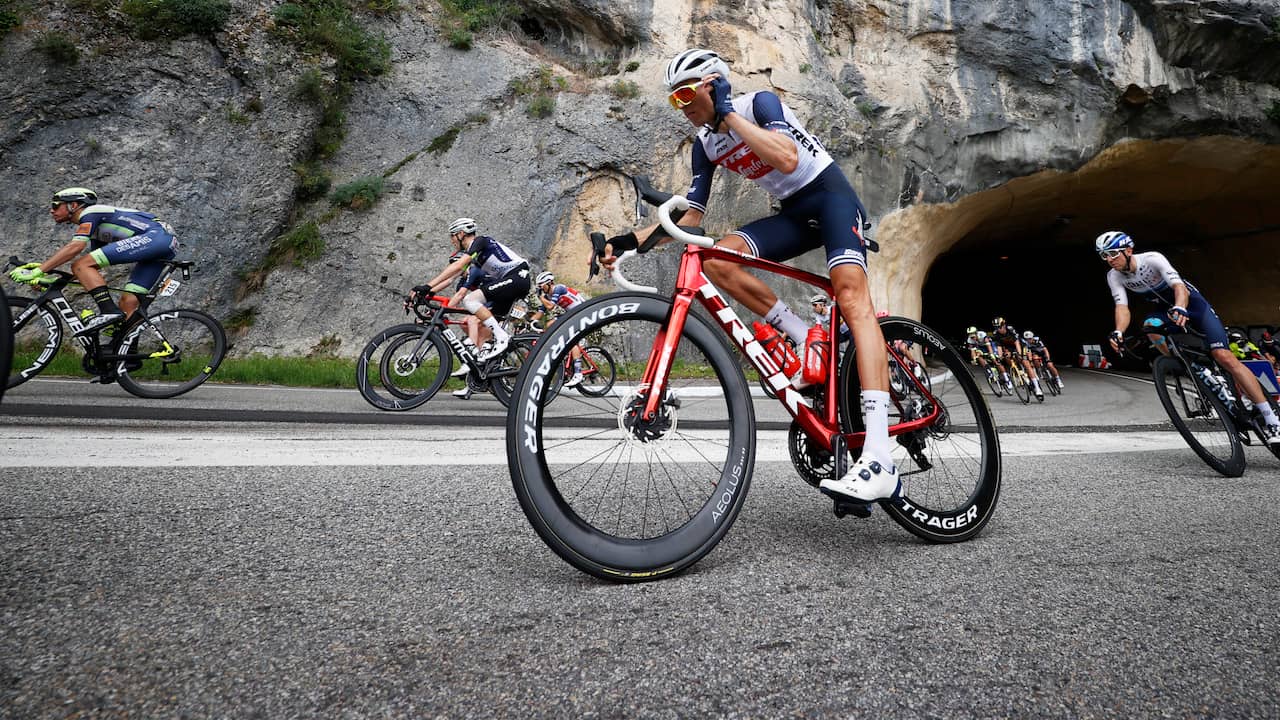 Mollema sluit opnieuw aan bij kopgroep op Ventoux ...